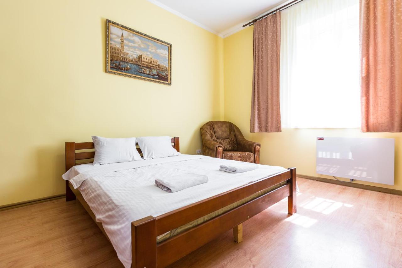 в центрі подобово на вулиці коперника 26 біля палацу мистецтв * Lviv