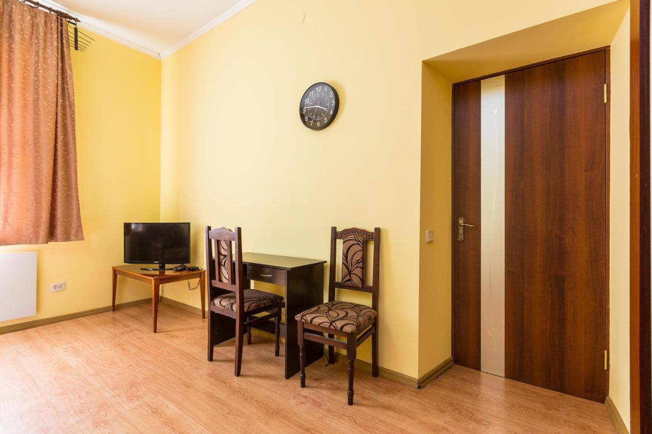 Apartment в центрі подобово на вулиці коперника 26 біля палацу мистецтв *