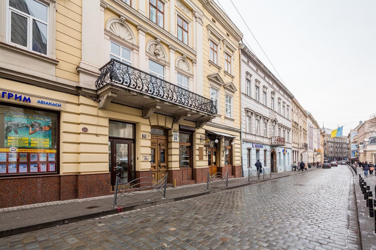 в центрі подобово на вулиці коперника 26 біля палацу мистецтв Lviv
